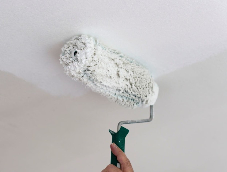 Покрасить потолок водоэмульсионной краской