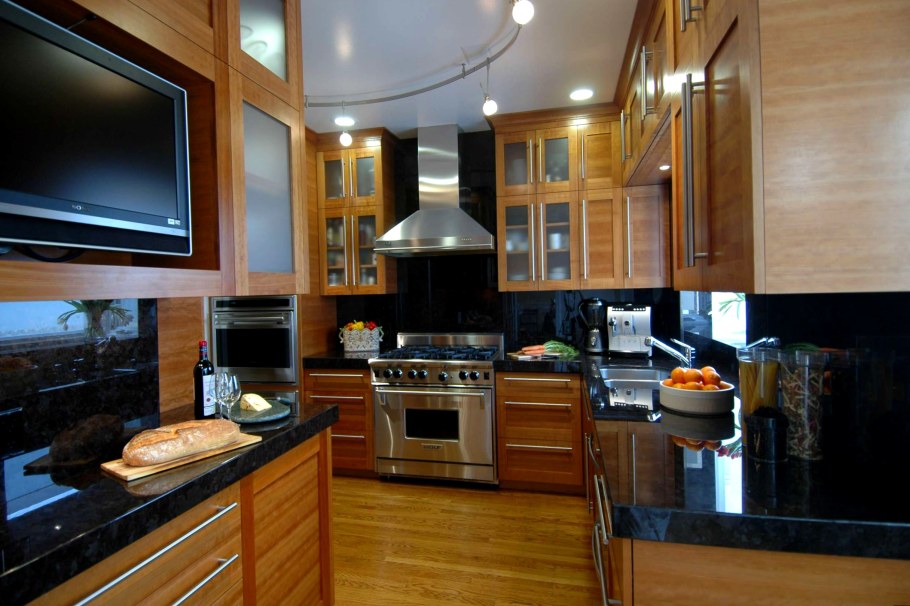 Кухня с большим телевизором