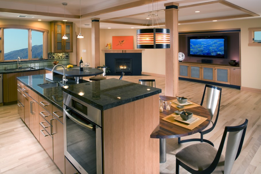 Кухня с большим телевизором