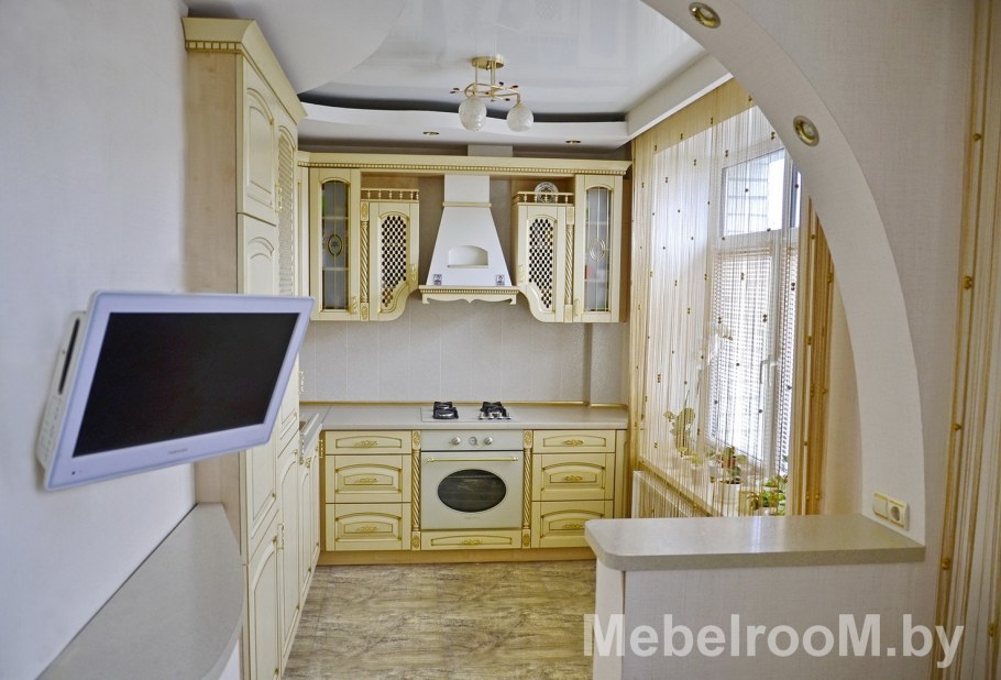 Кухня угловая белая с телевизором