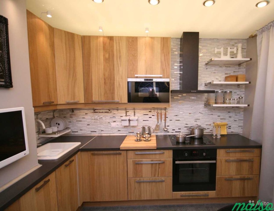 Угловая кухня с телевизором на стене