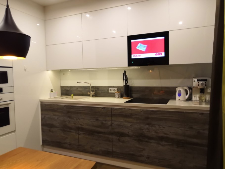 Встроенный телевизор в кухонный фартук