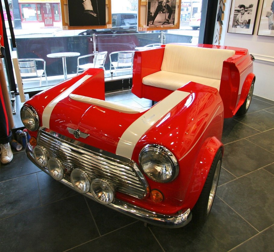 Кровать из кузова машины