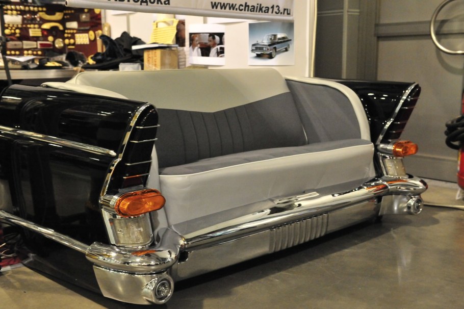 Диван в автомобильном стиле