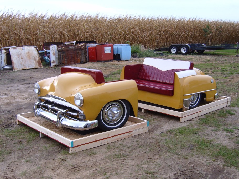 Диван из машины