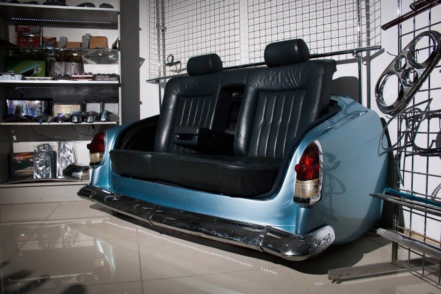 Диван из машины