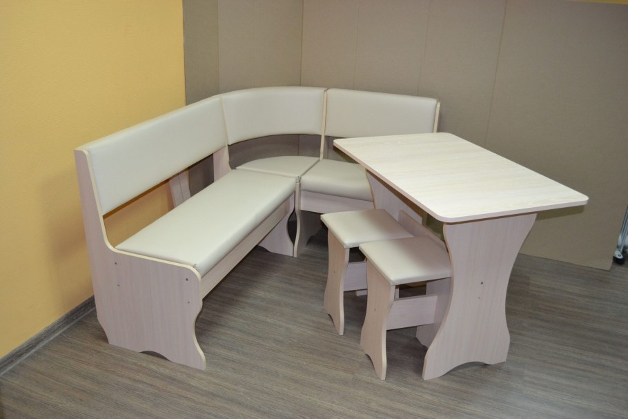 Деревянный диванчик на кухню