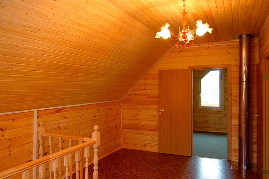 Мансарда в деревянном доме вагонка штиль