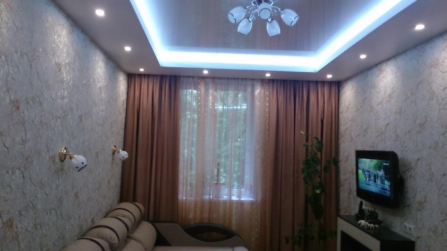 Натяжной потолок в хрущевке в зале