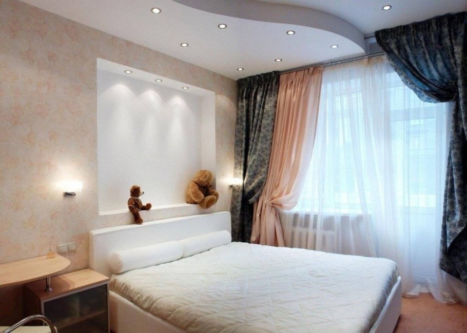 Натяжной потолок в маленькой спальне