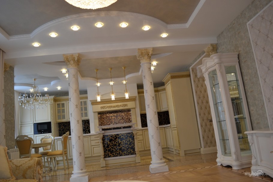 Колонны в интерьере гостиной