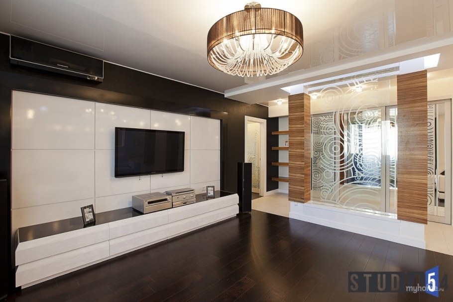 Гостиная с несущей колонной в интерьере