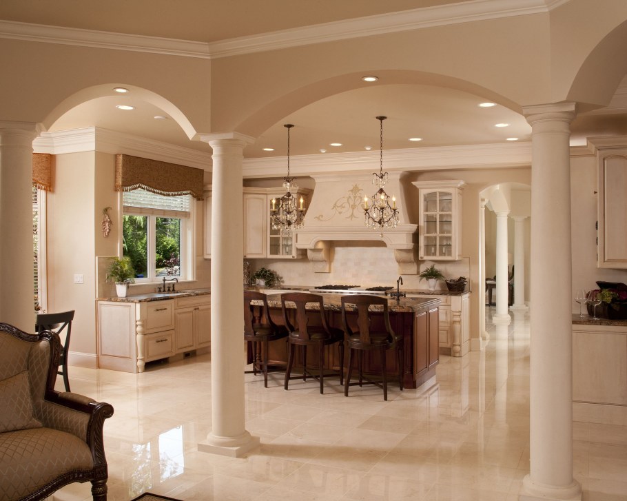 Кухня-гостиная с колоннами