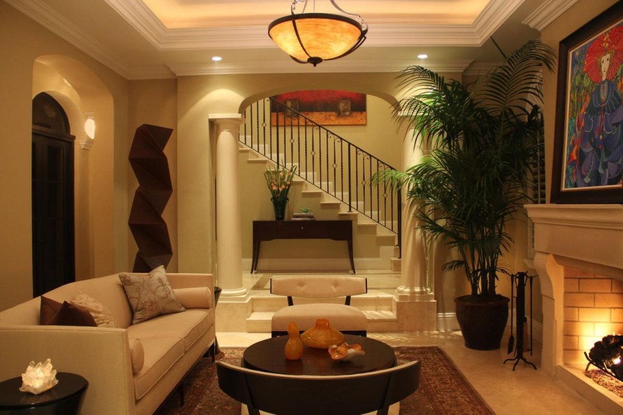 Колонны в зале интерьер