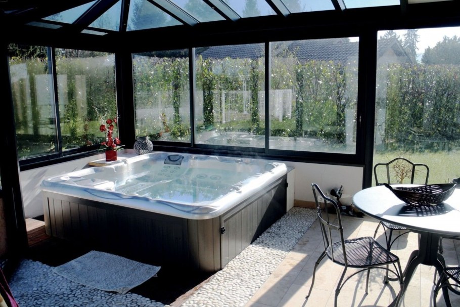 Прямоугольный бассейн на даче