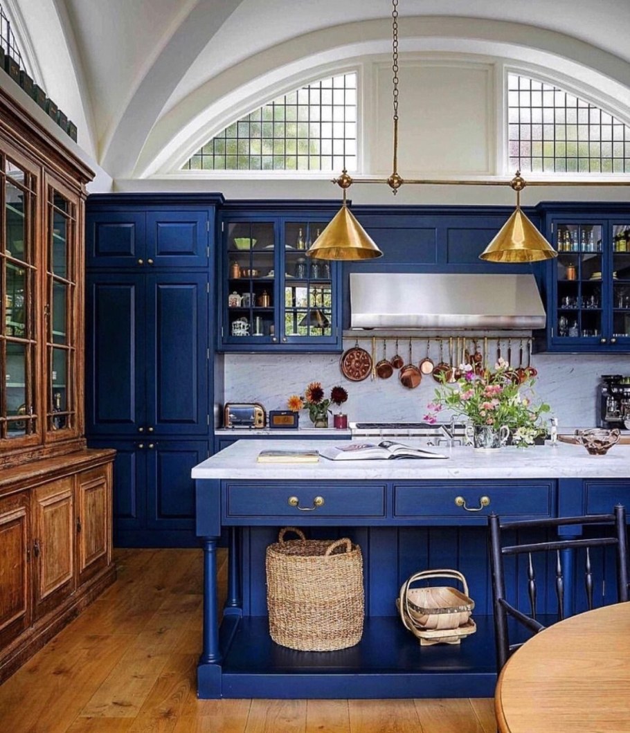 Кухня в классическом стиле коричневая