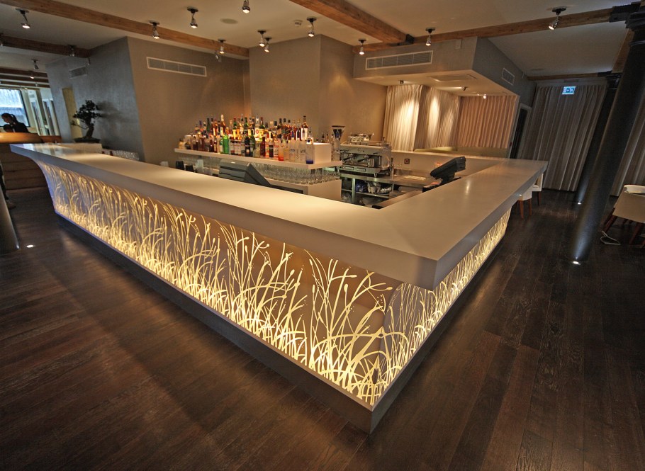 Барная стойка с подсветкой в ресторане