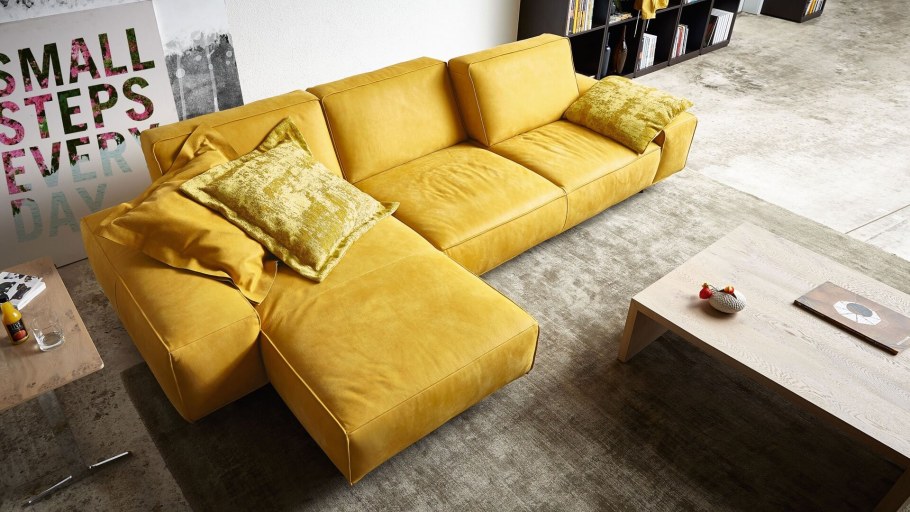 Желтый угловой диван в интерьере