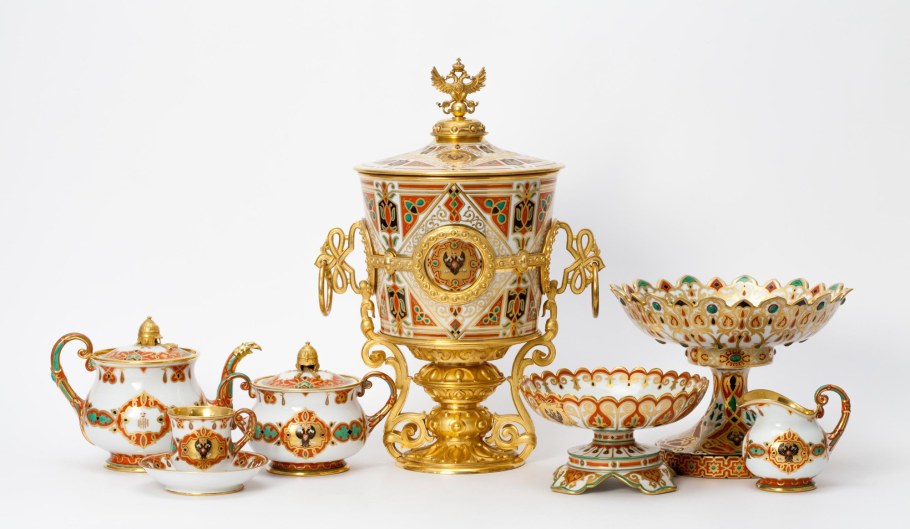 Статуэтка фарфоровая