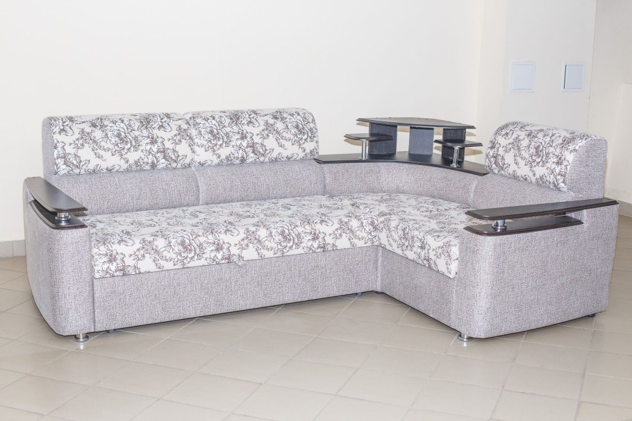 Угловой диван с баром в углу