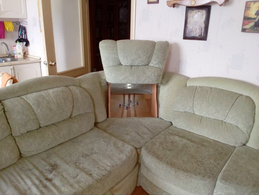 Угловой диван с мини баром