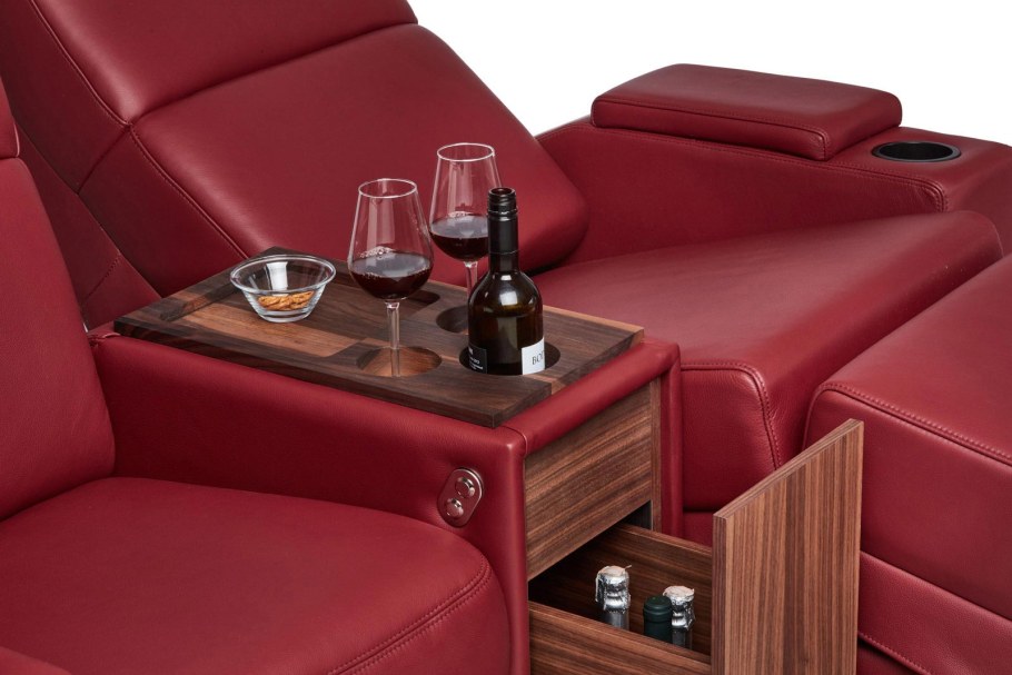 Диван с подстаканниками