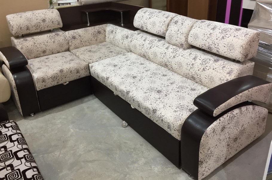 Угловой диван с баром в углу