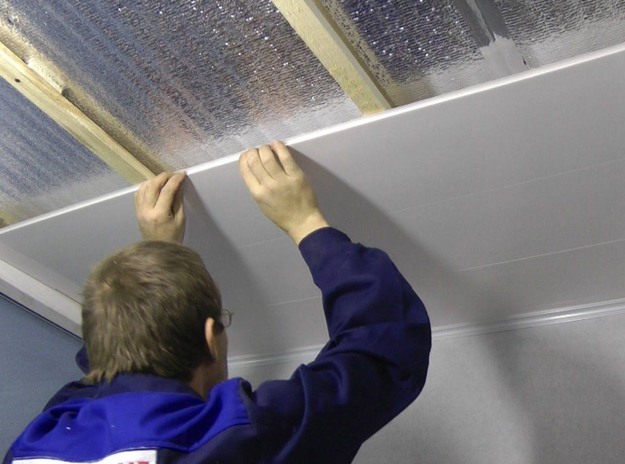 Обшивка потолка пластиковыми панелями