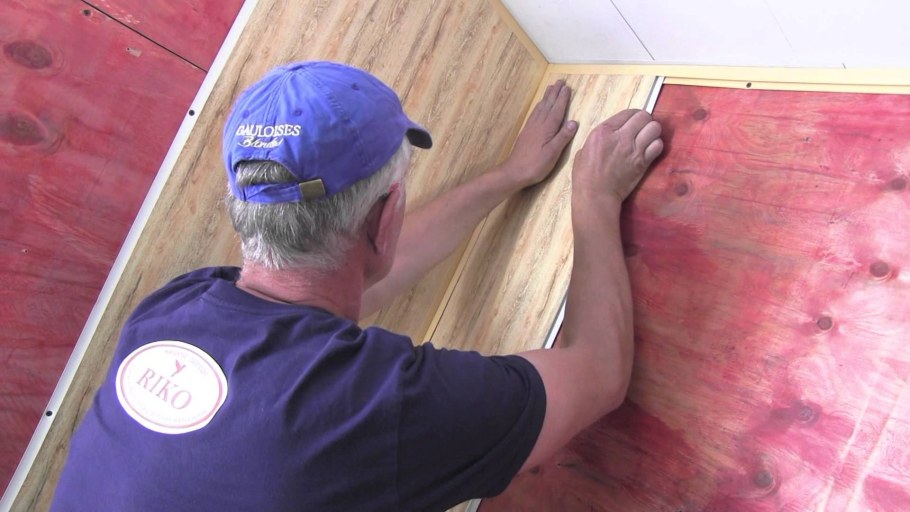 Укладка панелей ПВХ на стену