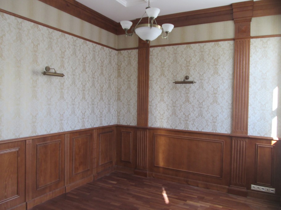 Отделка стен снизу панелями