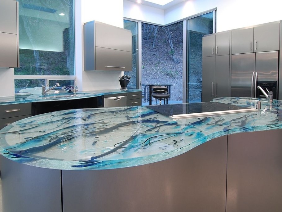 Кухонный фартук из стекла