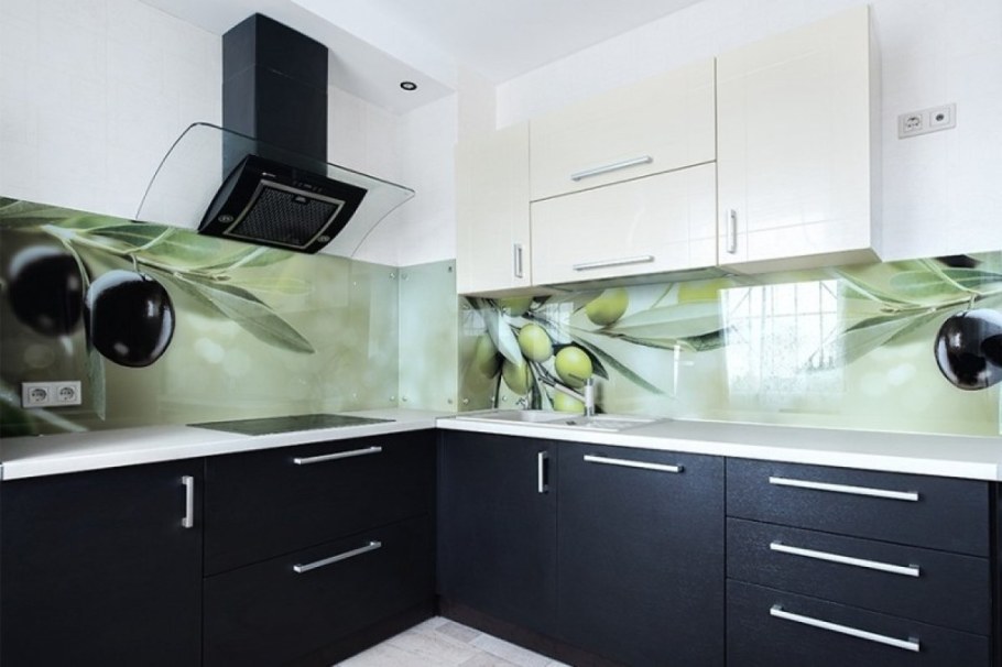 Кухонный фартук из стекла