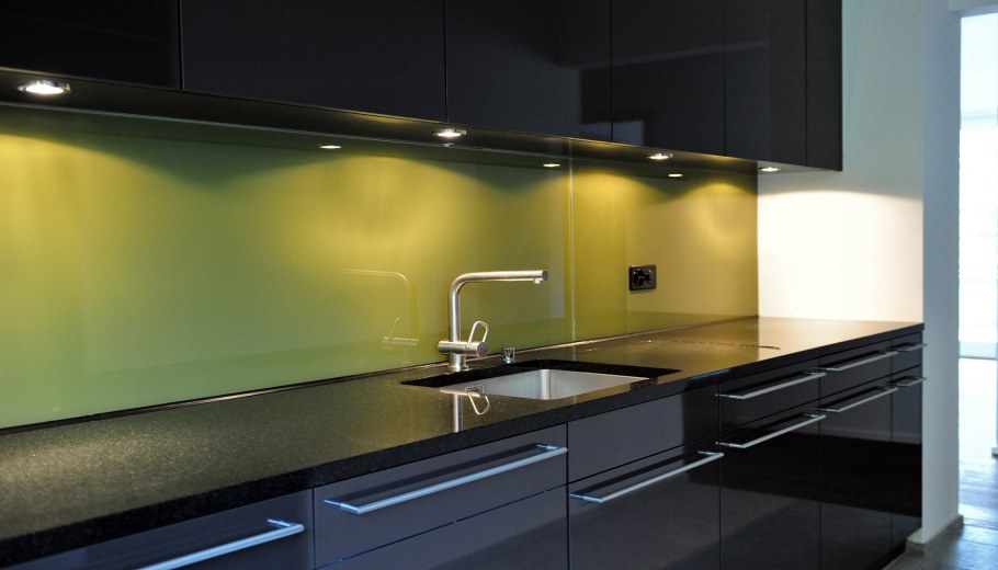 Фартук для кухни из стекла