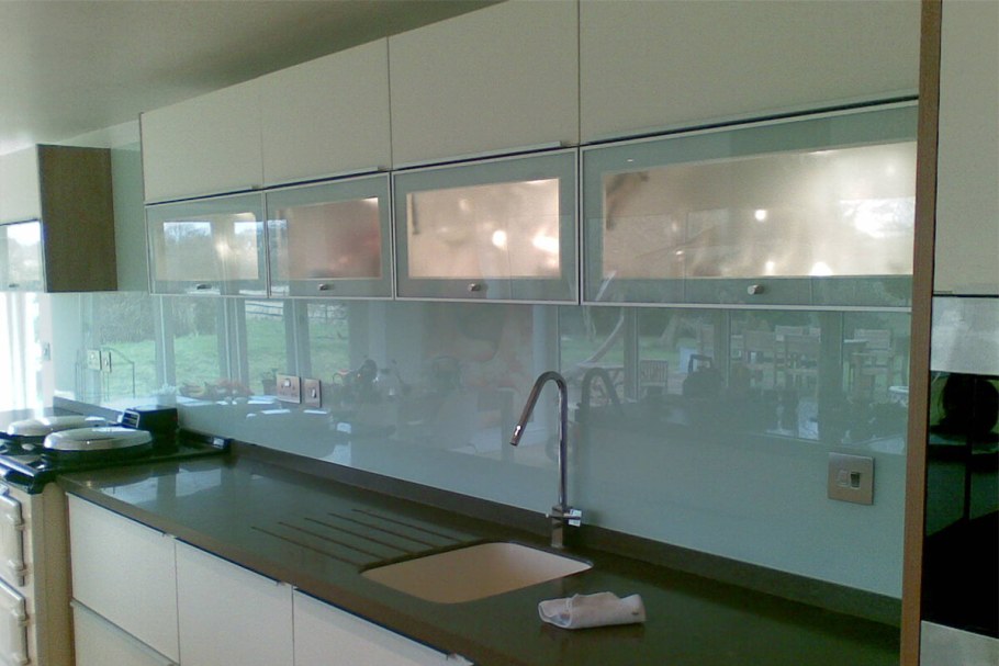 Фартук для кухни из стекла