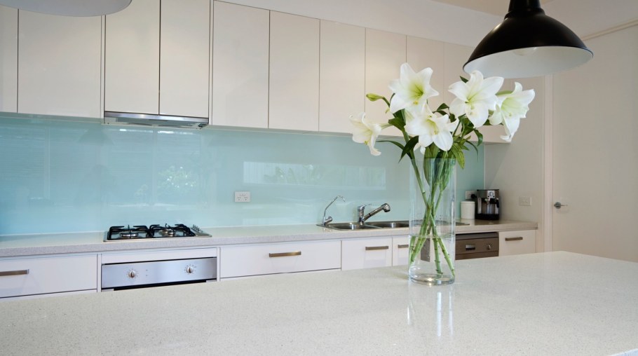 Стеклянный фартук для белой кухни
