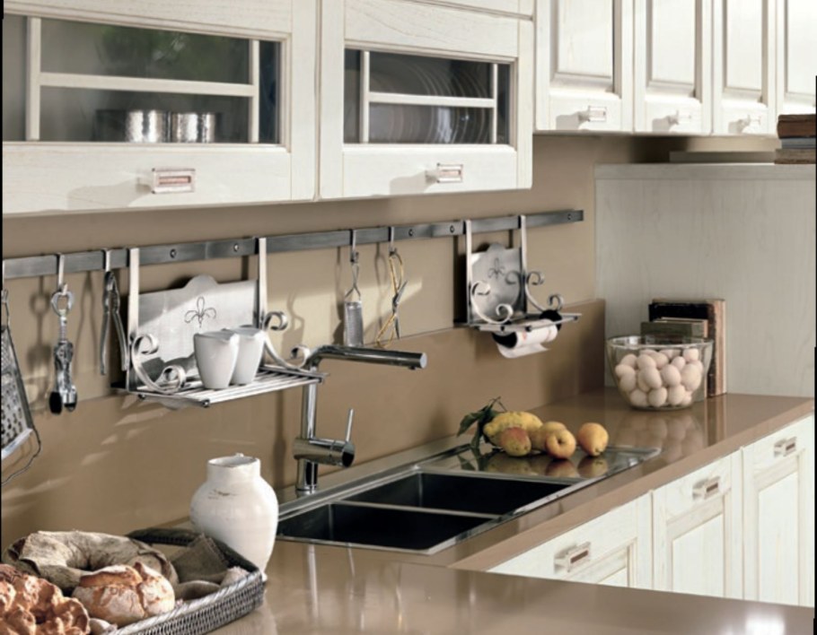 Кухня без навесных шкафов с рейлингами