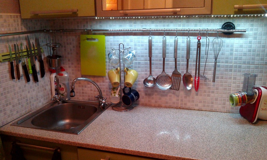 Полка для кухонных принадлежностей