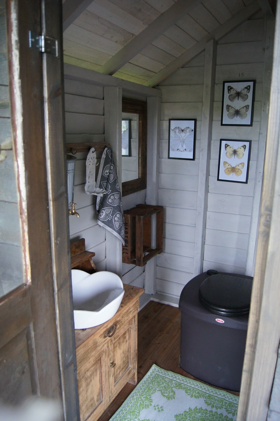 Дачный туалет внутри