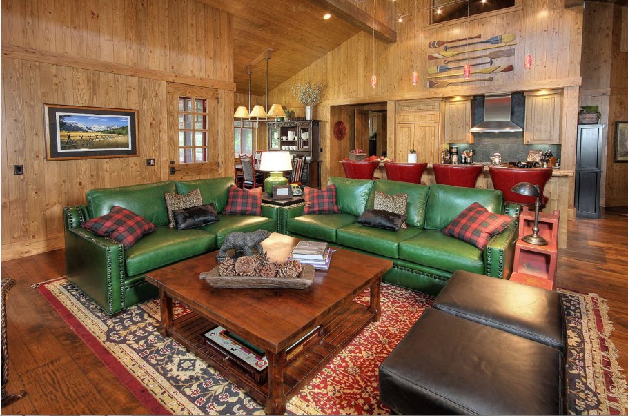 Зеленый диван в деревянном доме