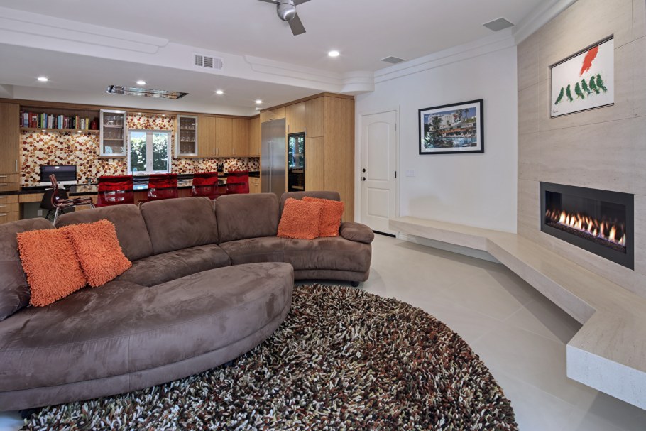 Мятный диван в интерьере