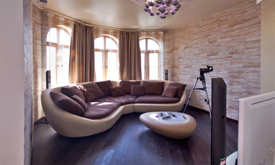 Большой диван в гостиной для семьи