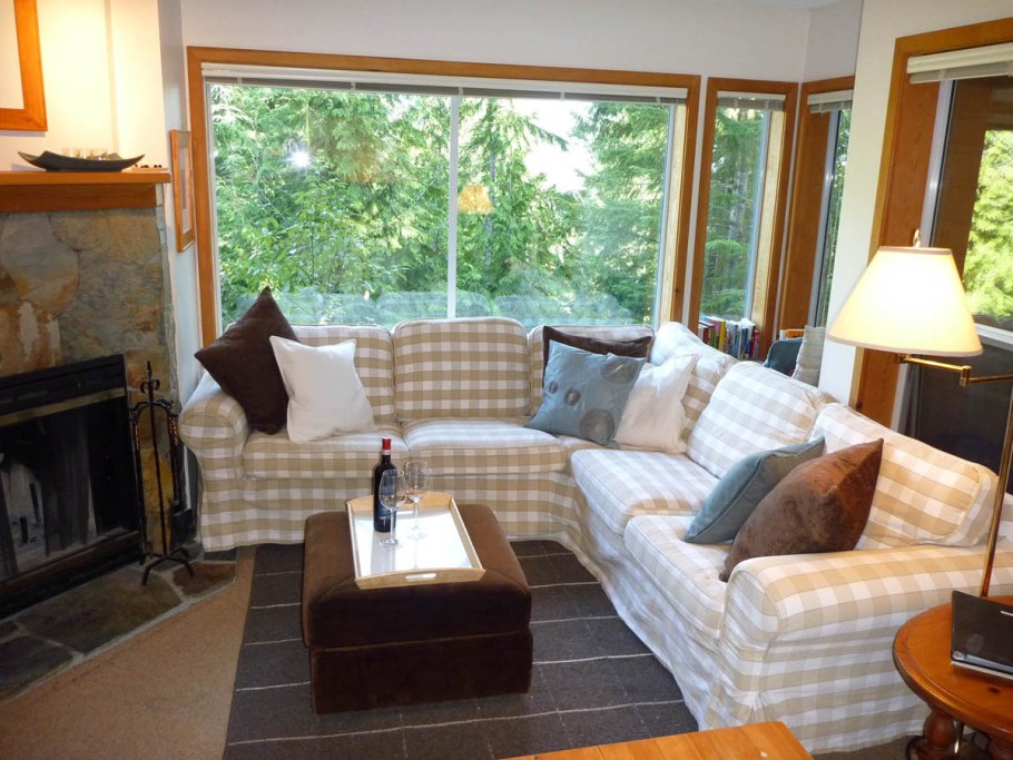 Гостиная на даче с диваном