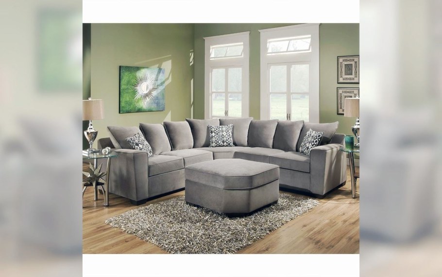 Гостиная с угловым диваном и камином