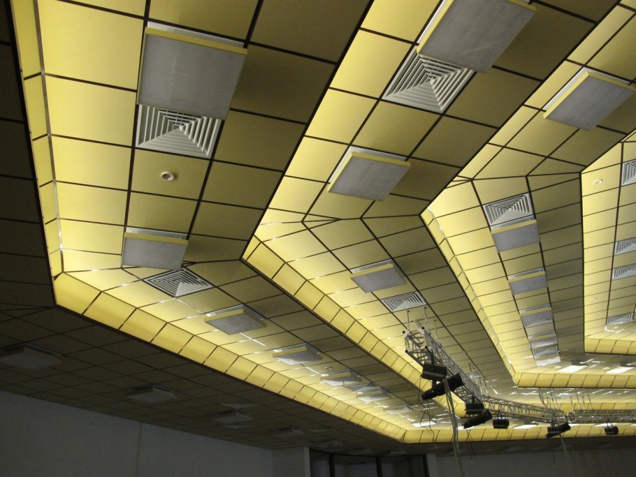 Название комплектующих подвесного потолка Армстронг
