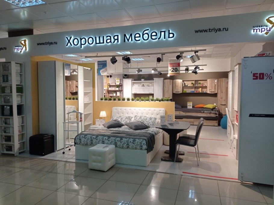 Двухцветный кухонный гарнитур с пеналом