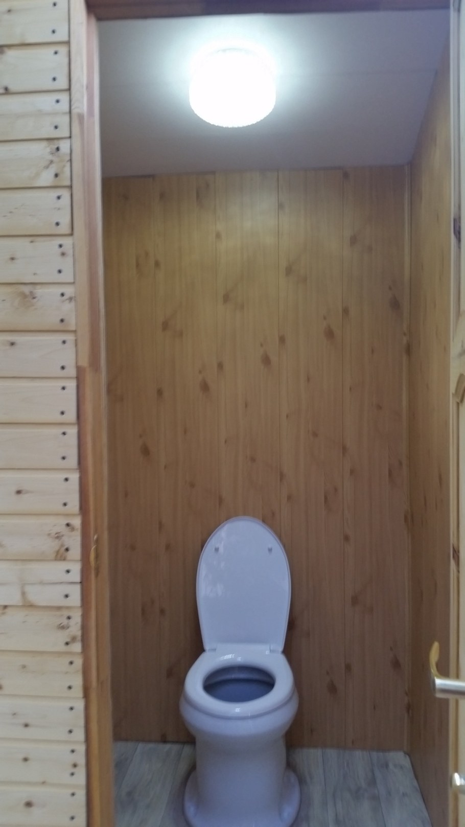 Дачный туалет внутри