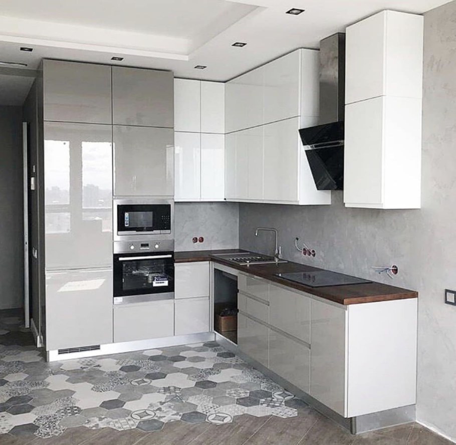 Белая кухня с белой столешницей