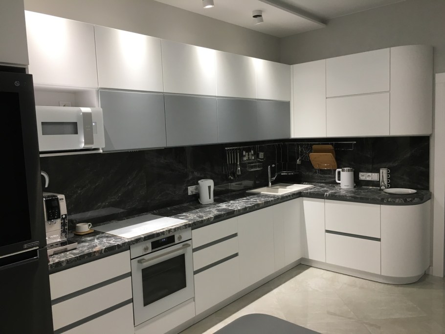 Сера кухня с белой столешницей