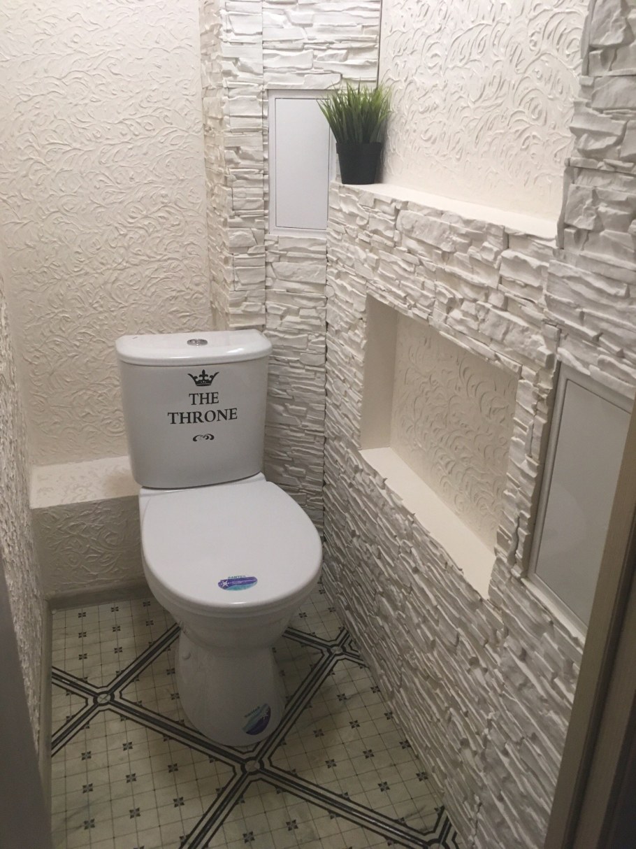 Отделка стен туалета декоративной штукатуркой