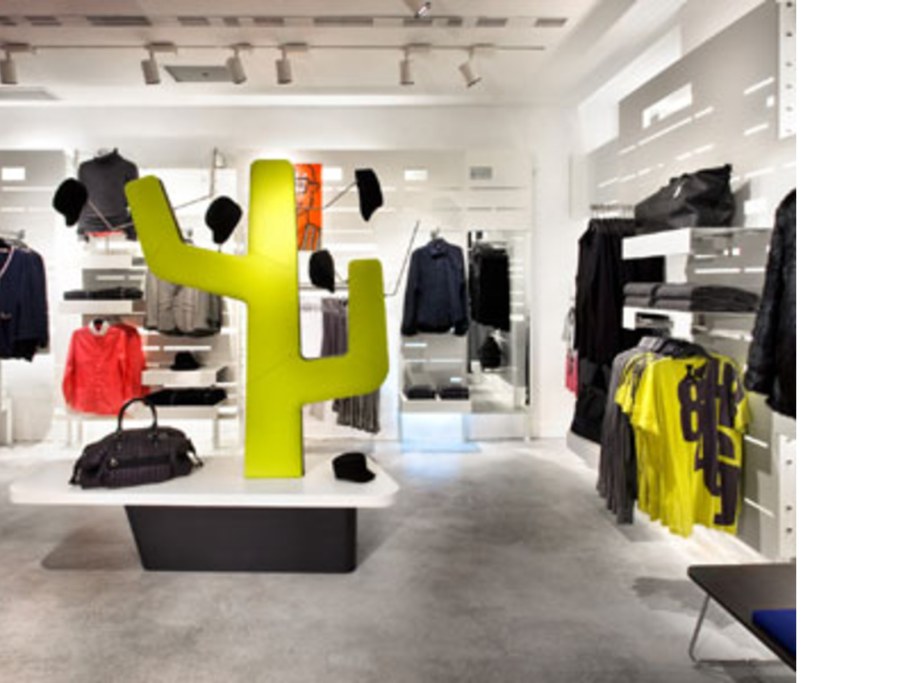 Необычный интерьер магазина одежды